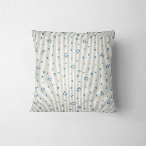 Patrón de flores azules pequeñas sobre fondo de rayas beige y blanco, estilo delicado y fresco fabric pillow mockup
