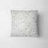 Patrón de flores azules pequeñas sobre fondo de rayas beige y blanco, estilo delicado y fresco fabric pillow mockup