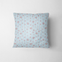 Patrón de rayas azul cielo con flores rosadas pequeñas dispersas sobre fondo blanco fabric pillow mockup