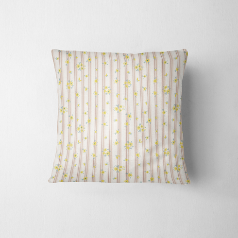 Patrón delicado con flores amarillas pequeñas sobre fondo de rayas rosado y crema suave fabric pillow mockup