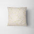Patrón delicado con flores amarillas pequeñas sobre fondo de rayas rosado y crema suave fabric pillow mockup