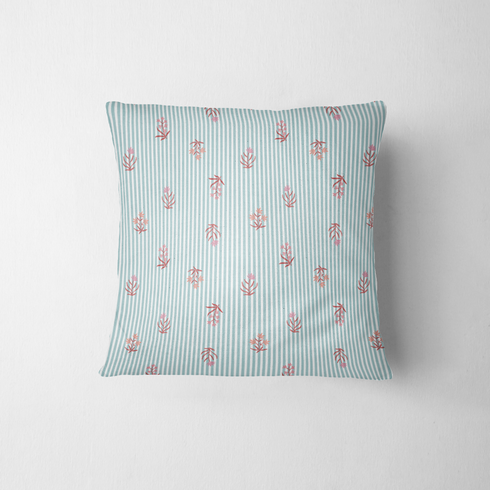 Patrón de rayas verticales turquesa sobre fondo blanco con motivos de hojas rosado coral dispersos fabric pillow mockup