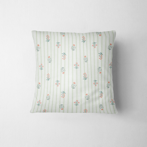 Patrón de rayas verdes con flores coral y hojas dispersas sobre fondo crema fabric pillow mockup