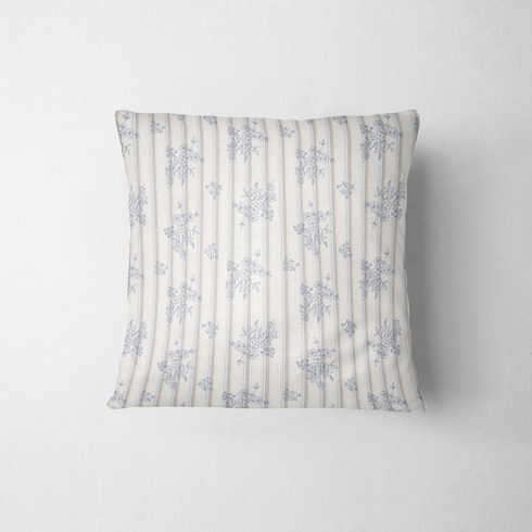 Patrón de rayas verticales con motivos florales delicados en tonos azules sobre fondo crema fabric pillow mockup