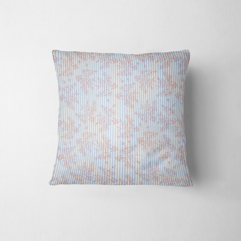 Patrón de rayas verticales azul cielo con delicadas flores rosado pálido dispersas fabric pillow mockup