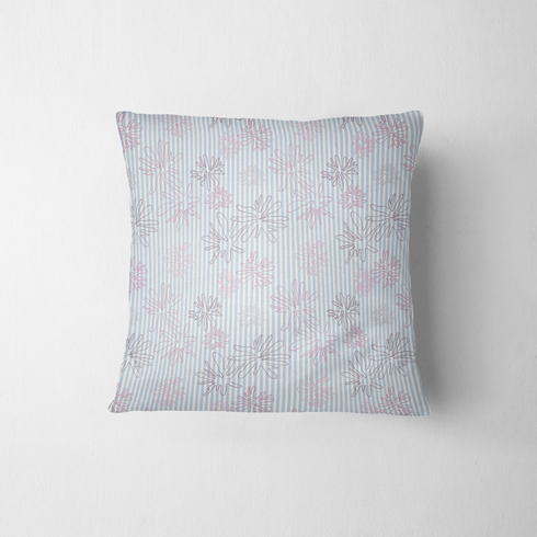 Patrón de flores rosadas sobre rayas azules y blancas verticales, diseño floral delicado y fresco fabric pillow mockup