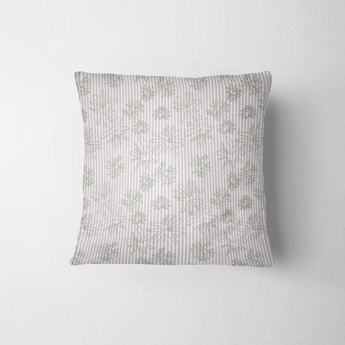 Patrón de líneas rosado pálido con flores estilizadas beige sobre fondo rayado vertical fabric pillow mockup