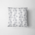 Patrón estampado floral con flores y hojas sobre fondo blanco, diseño botánico delicado fabric pillow mockup