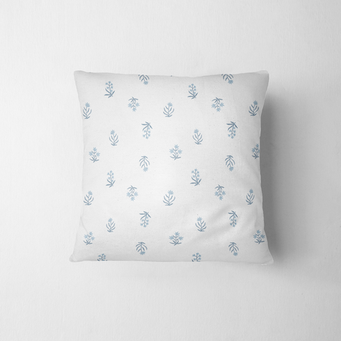 Patrón delicado con pequeñas ramas azules dispersas sobre fondo blanco, estilo botánico minimalista fabric pillow mockup