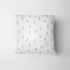 Patrón delicado con pequeñas ramas azules dispersas sobre fondo blanco, estilo botánico minimalista fabric pillow mockup