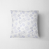 Patrón de flores estilizadas en líneas moradas sobre fondo blanco, diseño floral minimalista y delicado fabric pillow mockup
