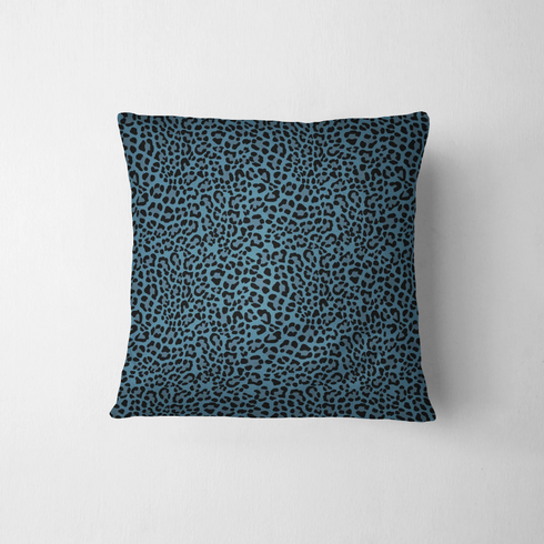 Estampado animal print de leopardo en negro sobre fondo azul petróleo fabric pillow mockup