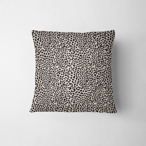 Estampado de pepas negras estilo leopardo sobre fondo beige fabric pillow mockup