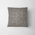Estampado de pepas negras estilo leopardo sobre fondo beige fabric pillow mockup