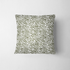 Estampado abstracto con rayas curvas en verde oliva sobre fondo blanco, estilo moderno fabric pillow mockup