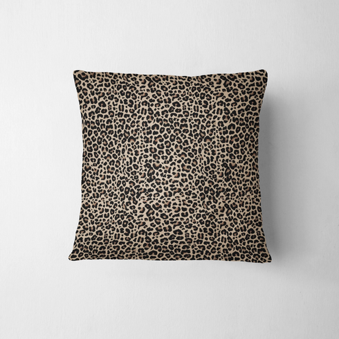Estampado animal print de leopardo en café y beige sobre fondo negro fabric pillow mockup