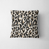 Estampado abstracto negro y dorado con formas orgánicas irregulares sobre fondo crema fabric pillow mockup