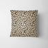 Patrón de pepas irregulares negras sobre fondo beige estilo animal print fabric pillow mockup