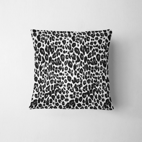 Patrón de leopardo negro sobre fondo blanco con manchas irregulares distribuidas verticalmente fabric pillow mockup