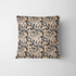 Estampado animal print en negro, café y blanco con manchas difuminadas estilo leopardo fabric pillow mockup