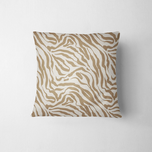 Estampado de rayas onduladas estilo cebra en café y crema fabric pillow mockup