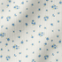 Patrón de flores azules pequeñas sobre fondo de rayas beige y blanco, estilo delicado y fresco fabric ripple mockup