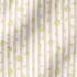 Patrón delicado con flores amarillas pequeñas sobre fondo de rayas rosado y crema suave fabric ripple mockup