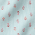 Patrón de rayas verticales turquesa sobre fondo blanco con motivos de hojas rosado coral dispersos fabric ripple mockup