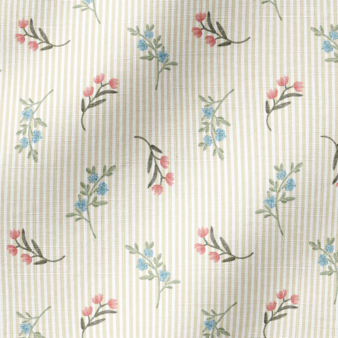 Patrón de rayas beige con flores rosadas y azules delicadas sobre fondo de líneas verticales fabric ripple mockup