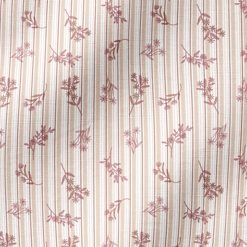 Patrón de rayas verticales en tonos rosado pálido y crema con delicados motivos florales de ramas y hojas fabric ripple mockup