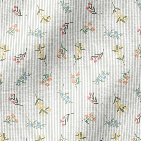 Patrón delicado de flores pequeñas en tonos rosado, amarillo y azul sobre fondo gris con rayas blancas fabric ripple mockup