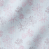 Patrón de flores rosadas sobre rayas azules y blancas verticales, diseño floral delicado y fresco fabric ripple mockup