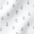 Patrón delicado con pequeñas ramas azules dispersas sobre fondo blanco, estilo botánico minimalista fabric ripple mockup