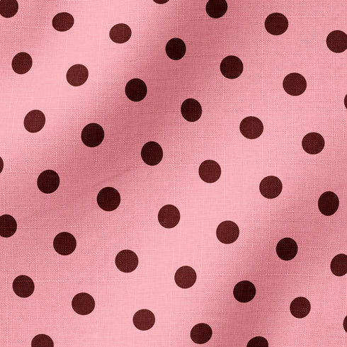Patrón de pepas café sobre fondo rosado