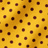 Patrón de pepas café sobre fondo amarillo mostaza