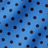 Patrón de pepas negras sobre fondo azul distribuidas uniformemente