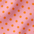 Patrón de pepas naranjas sobre fondo rosado