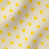 Pepas amarillas sobre fondo beige claro