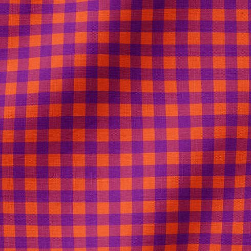 Patrón de cuadros en tonos morado, naranja y vino tinto con diseño geométrico repetitivo
