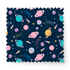Colorido patrón espacial con planetas, estrellas y cometas en tonos pastel sobre fondo azul oscuro. fabric swatch mockup