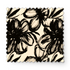 Patrón floral artístico en blanco y negro con flores grandes de trazos expresivos y hojas estilizadas. fabric swatch mockup