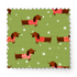 Patrón de perros salchichas marrones con bufandas rojas navideñas sobre fondo verde con estrellas blancas. fabric swatch mockup