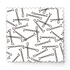 Patrón de líneas y formas abstractas en blanco y negro que asemejan horquillas o clips dispersos aleatoriamente sobre fondo claro. fabric swatch mockup