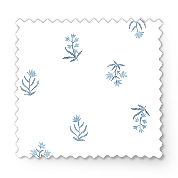 Patrón delicado con pequeñas ramas azules dispersas sobre fondo blanco, estilo botánico minimalista fabric swatch mockup