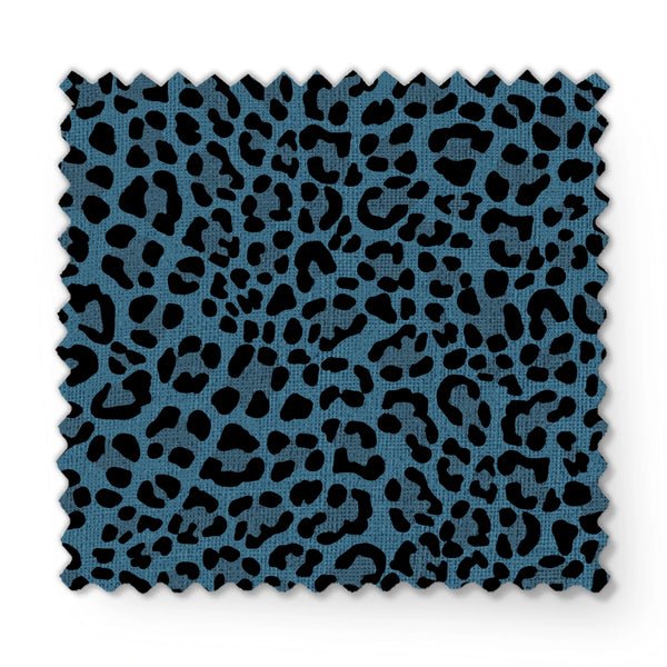 Estampado animal print de leopardo en negro sobre fondo azul petróleo fabric swatch mockup