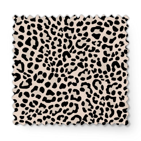 Estampado de pepas negras estilo leopardo sobre fondo beige fabric swatch mockup