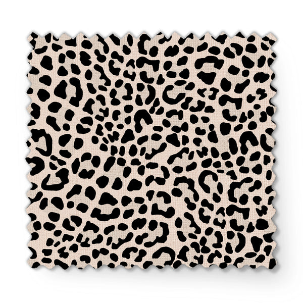 Estampado de pepas negras estilo leopardo sobre fondo beige fabric swatch mockup