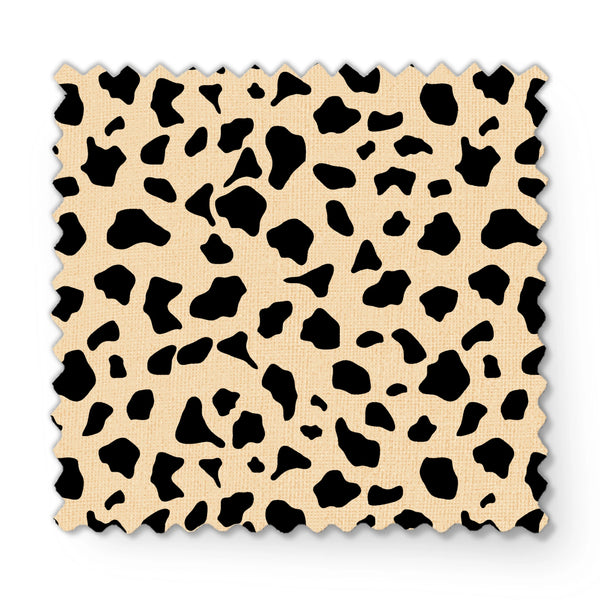 Patrón de pepas irregulares negras sobre fondo beige estilo animal print fabric swatch mockup