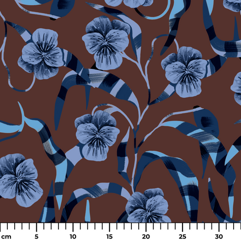 Patrón floral de pensamientos azules sobre fondo marrón con cintas azul y blanco entrecruzadas ruler cm