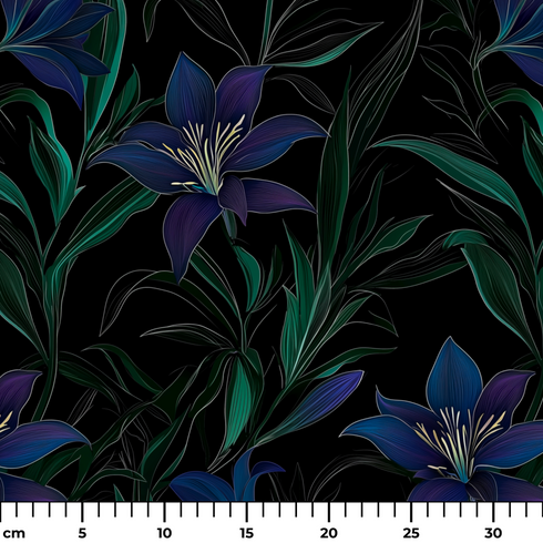 Patrón floral de elegantes lirios azul-púrpura con tallos verdes sobre fondo negro. ruler cm